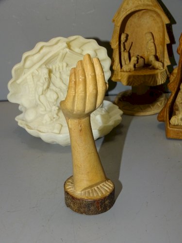 -5 CRECHES MINIATURES DIFFERENTES MATIERES & ORIGINES + 1 MAIN AVEC JESUS    D