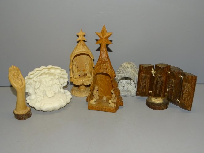 -5 CRECHES MINIATURES DIFFERENTES MATIERES & ORIGINES + 1 MAIN AVEC JESUS    D