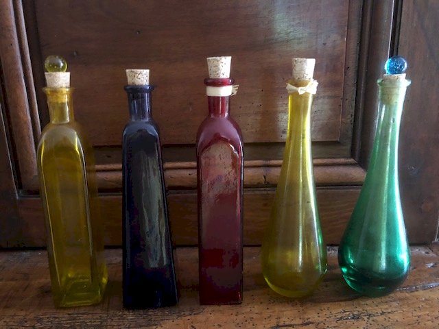 5 petits FLACONS ANCIENS en VERRE  de COULEUR DIFFÉRENTE: Jaune, vert, rouge,  bleu, avec bouchon en liège.