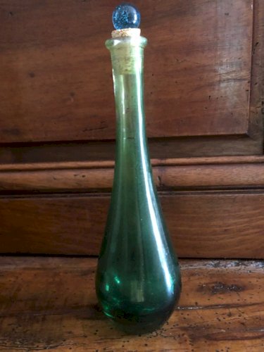 5 petits FLACONS ANCIENS en VERRE  de COULEUR DIFFÉRENTE: Jaune, vert, rouge,  bleu, avec bouchon en liège.