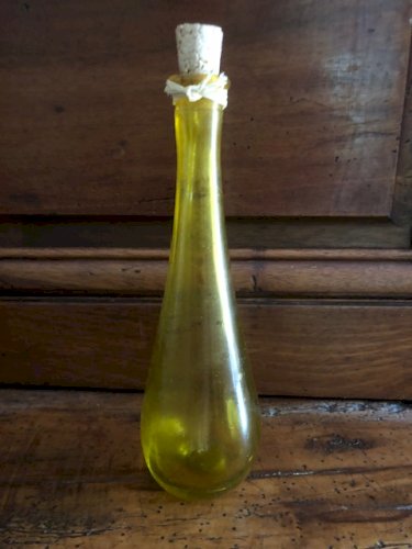 5 petits FLACONS ANCIENS en VERRE  de COULEUR DIFFÉRENTE: Jaune, vert, rouge,  bleu, avec bouchon en liège.