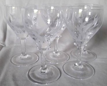 5 petits verres à pied cristal gravé