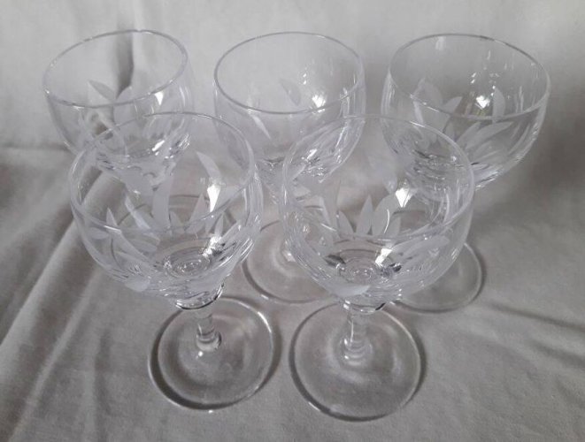 5 petits verres à pied cristal gravé