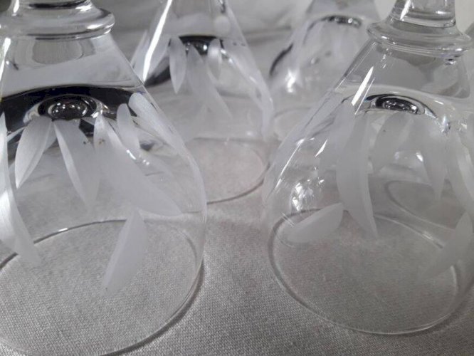 5 petits verres à pied cristal gravé
