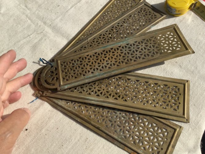 5 plaques de propreté en laiton ajouré. Bel état