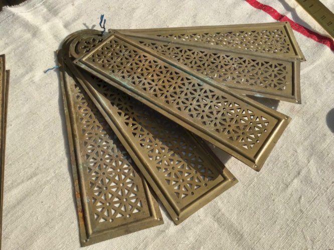 5 plaques de propreté en laiton ajouré. Bel état