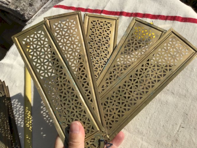 5 plaques de propreté en laiton ajouré. Bel état