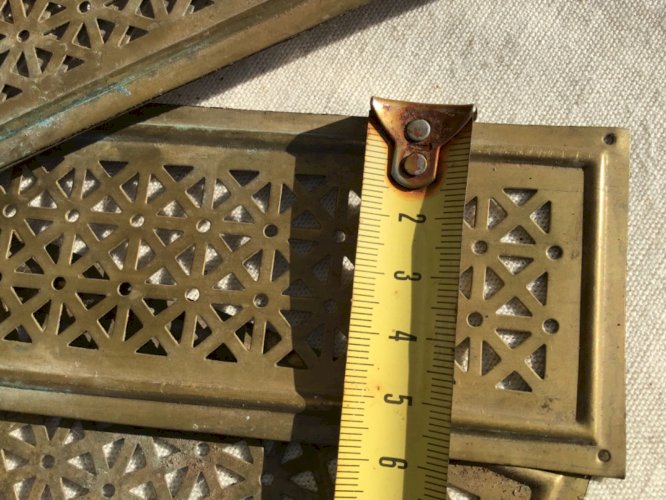 5 plaques de propreté en laiton ajouré. Bel état