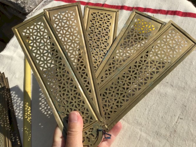 5 plaques de propreté en laiton ajouré. Bel état