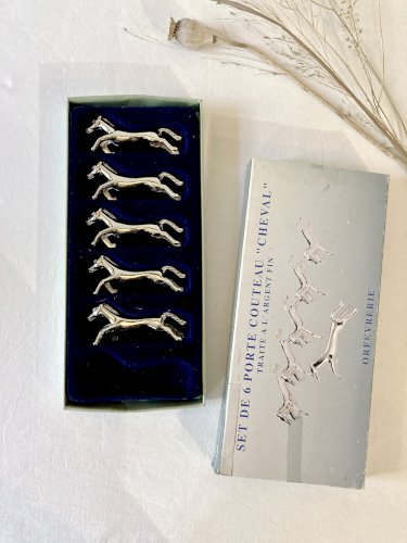 5 porte-couteaux en métal argenté en forme de cheval. Années 1960