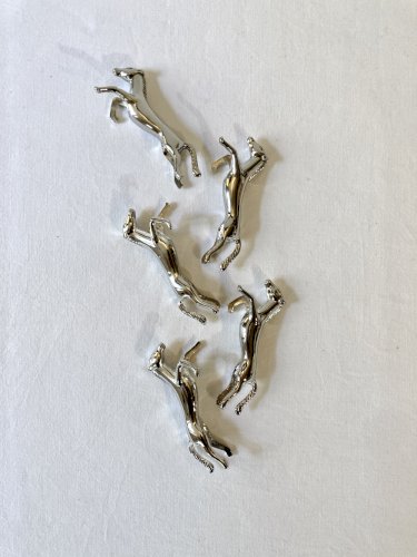 5 porte-couteaux en métal argenté en forme de cheval. Années 1960