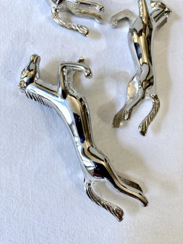5 porte-couteaux en métal argenté en forme de cheval. Années 1960