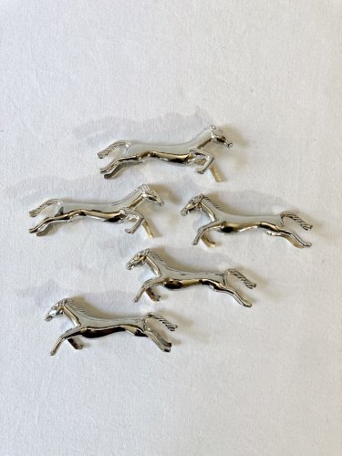 5 porte-couteaux en métal argenté en forme de cheval. Années 1960