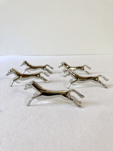 5 porte-couteaux en métal argenté en forme de cheval. Années 1960