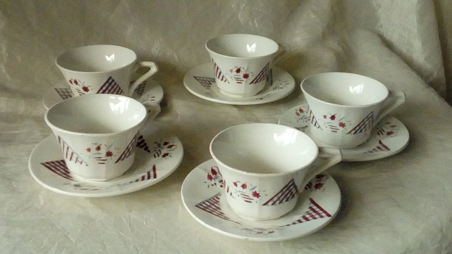 5 TASSES A CAFE ET SOUS TASSES EN FAIENCE SARREGUEMINES ART DECO*