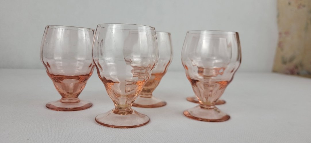 5 verres à vin en verre rose