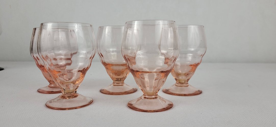 5 verres à vin en verre rose