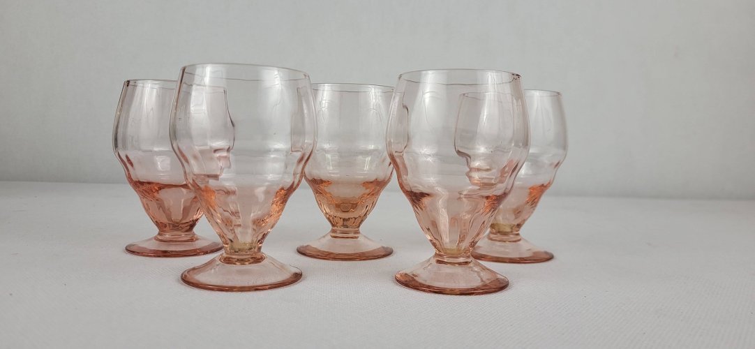 5 verres à vin en verre rose