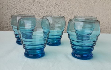 5 verres bleus