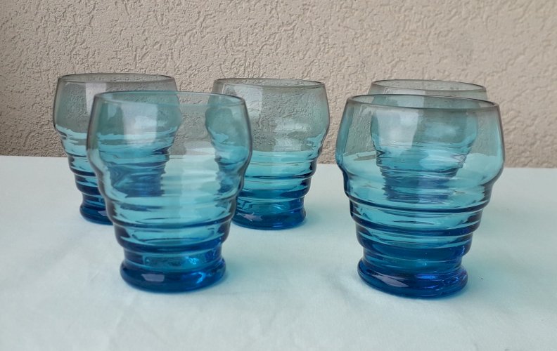 5 verres bleus