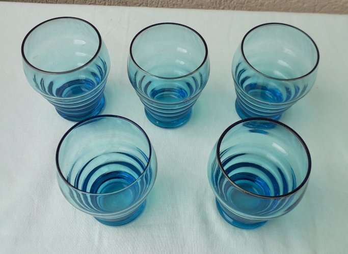 5 verres bleus