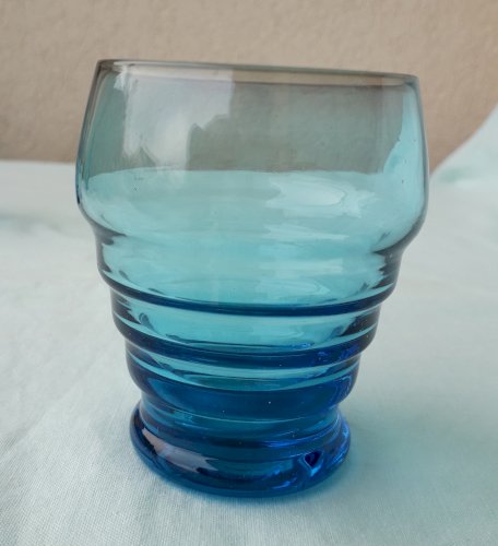 5 verres bleus