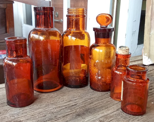 6 Anciens Flacons Pharmacie Apothicaire Verre Ambré Old apothecary bottles