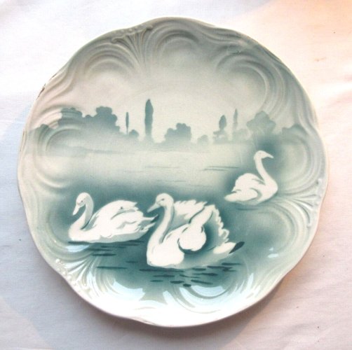 6 Assiettes à dessert Art Déco Badonviller: Les Cygnes sur fond vert clair