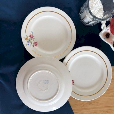 6 assiettes à dessert Badonviller décor fleurs avec liseré or.