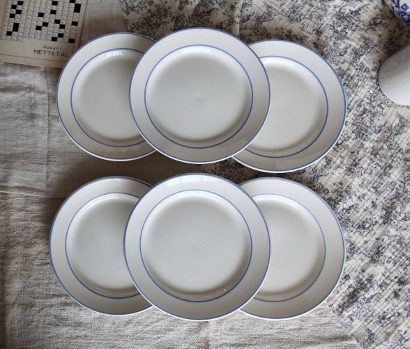 6 assiettes à dessert vintage en faïence ivoire au liseré bleu clair