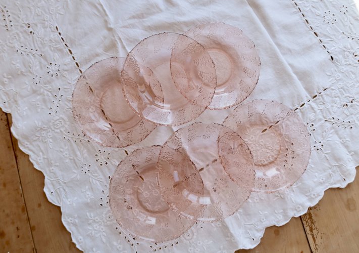6 assiettes à dessert vintage en verre rose moulé