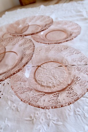 6 assiettes à dessert vintage en verre rose moulé
