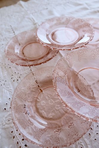 6 assiettes à dessert vintage en verre rose moulé