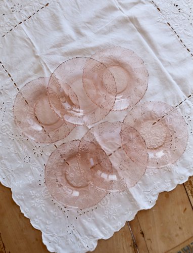 6 assiettes à dessert vintage en verre rose moulé