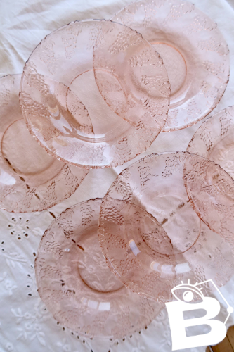 6 assiettes à dessert vintage en verre rose moulé