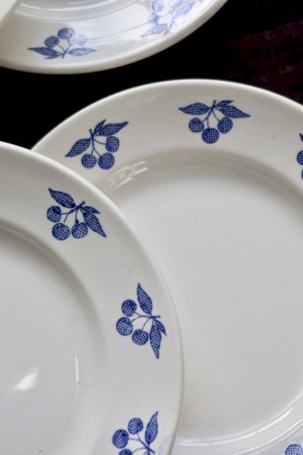 6 assiettes à dessert vintage faïence blanche - Décor cerises bleues