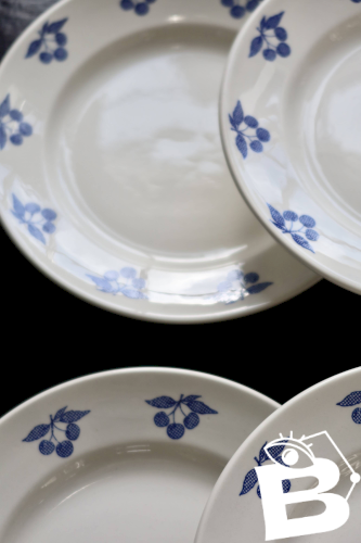 6 assiettes à dessert vintage faïence blanche - Décor cerises bleues