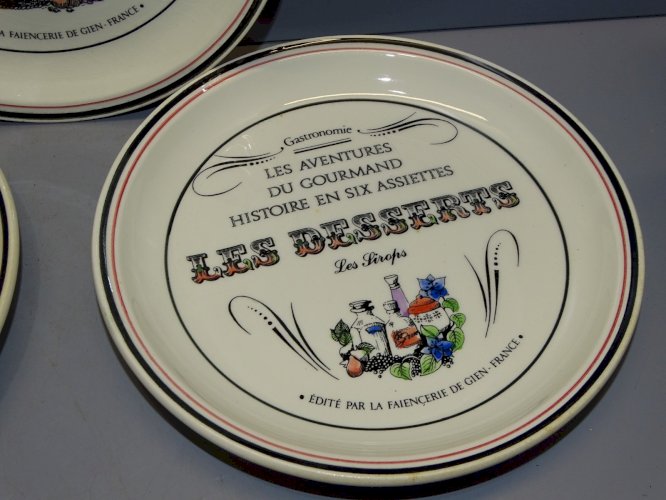 -6 ASSIETTES CERAMIQUE GIEN LES AVENTURES DU GOURMAND LE COLLECTIONNEUR    D