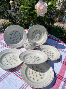 6 assiettes creuses et 1 saucière KG Lunéville