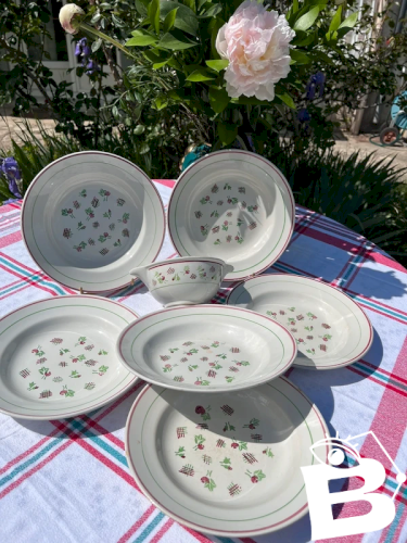 6 assiettes creuses et 1 saucière KG Lunéville
