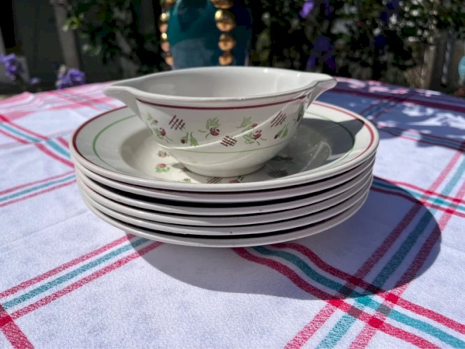 6 assiettes creuses et 1 saucière KG Lunéville