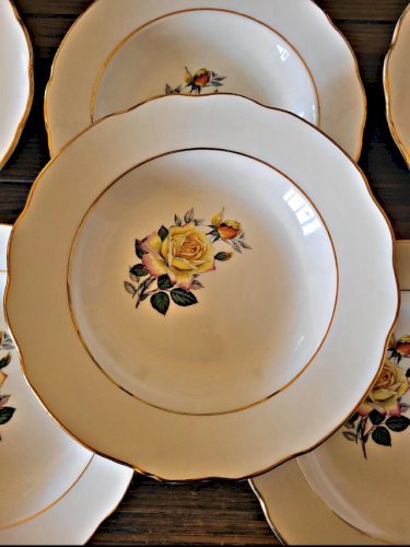 6 Assiettes creuses Gien Gardanne, roses couleur jaune, liserés dorés