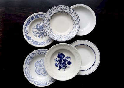 6 mismatched vintage blue and white porcelain soup plates - Lot
