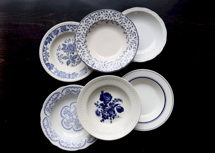 6 assiettes creuses vintage dépareillées porcelaine bleue et blanche - Lot