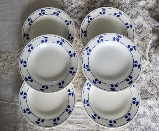 6 assiettes creuses vintage faïence blanche - Décor cerises bleues
