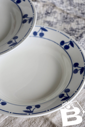 6 assiettes creuses vintage faïence blanche - Décor cerises bleues