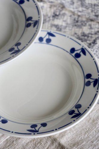 6 assiettes creuses vintage faïence blanche - Décor cerises bleues
