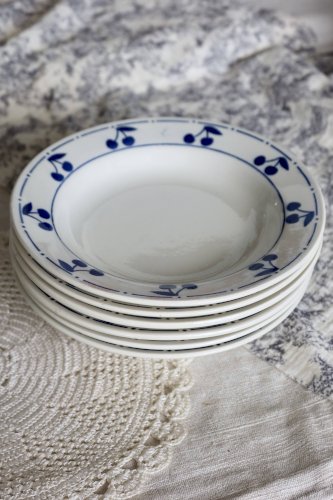 6 assiettes creuses vintage faïence blanche - Décor cerises bleues