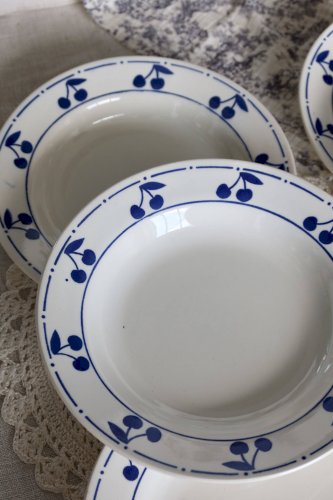 6 assiettes creuses vintage faïence blanche - Décor cerises bleues