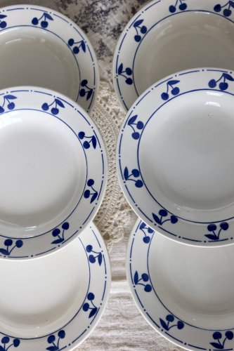 6 assiettes creuses vintage faïence blanche - Décor cerises bleues